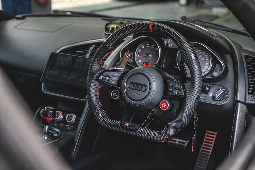 Volante Audi R8 instalado